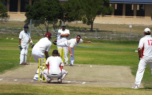 Gansbaai se beste bouler, Douw Lourens, in aksie teen Napier.